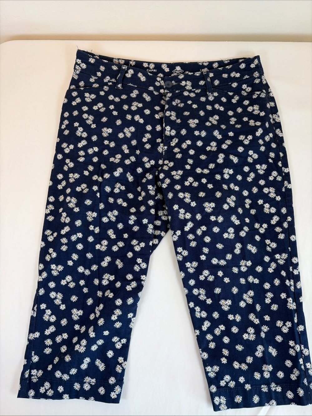 St John's Bay White Flower Capri Pants Women's 12 Blue